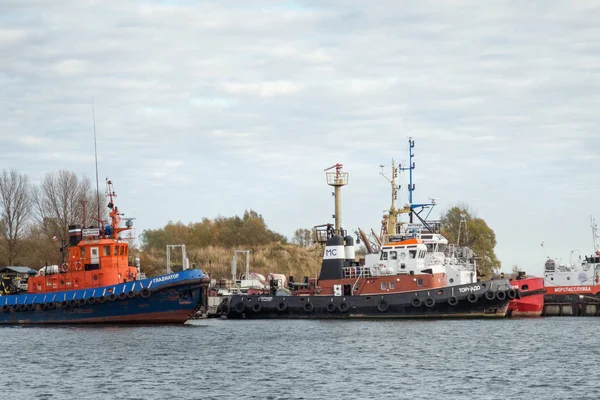 Puerto ruso remolcadores diesel off-shore Gladiator y Tornado en el puerto . — Foto de Stock