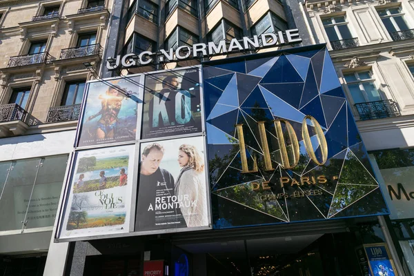 Плакати над входом в кінотеатр "Normandie" у центрі Парижа на Єлисейських полях. Ліцензійні Стокові Фото