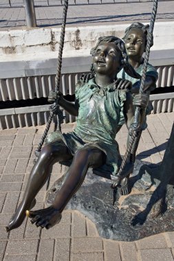 İlkbaharda ünlü tatil beldesi Zelenogradsk'ta (eski adıyla Cranz) Baltık Denizi kıyısında oynayan çocukların heykeli.