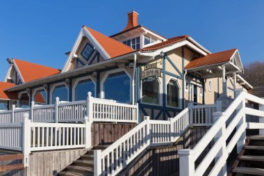 İlkbahar da ünlü tatil zelenogradsk (eski Cranz olarak da bilinir) Baltık Denizi kıyısında restoran Dacha görünümü.