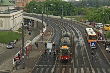 Varşova'nın merkezinde tramvay ile köprüden modern yola görünümü