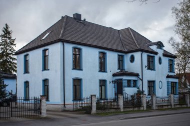 Parnu tarihi merkezinde büyük eski taş mavi bina.