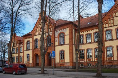 Nikolai caddesi üzerinde Parnu tarihi merkezinde Vanalinna okuluneski tuğla bina.