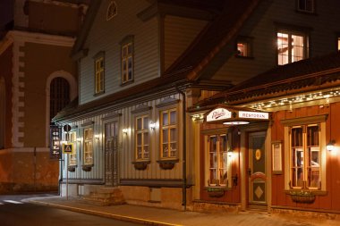 Kuninga caddesi üzerinde Parnu tarihi merkezinde Edelweiss ve La Boca restoranlarıeski ahşap bina 