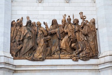  Kurtarıcı İsa Katedrali'nin ön cephesinde bronz heykeller. 