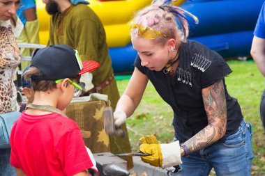 Zelenogradsk tatil kasabasında demircilik sokak açık atölye bir çırak demirci olarak bilinmeyen çekici kız