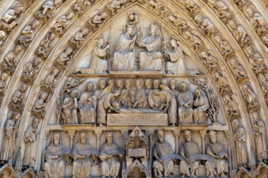 Notre-Dame de Paris cephesinin parçası.