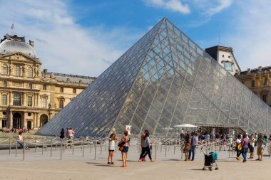 Louvre ünlü modern cam piramit görünümü.