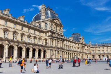 Louvre Pavillon Richelieu ve Colbert görünümü.