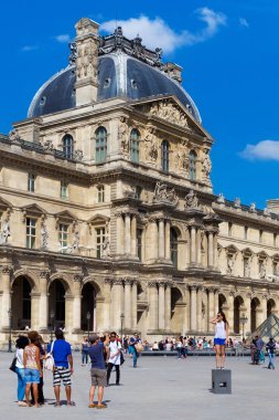 Louvre Pavillon Richelieu görünümü. 
