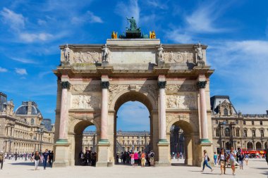 Paris'in tarihi merkezinde arc de Triomphe du Carrousel manzarası ve ünlü Louvre Sarayı