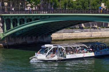 Paris'in merkezinde Seine nehri üzerinde yolcu ile büyük beyaz turist tekne.