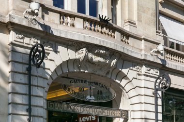 Paris'teki Avenue des Champs-Elysees üzerindeki ünlü alışveriş merkezi Galerie des Arcades'e giriş.