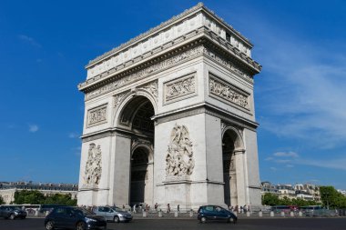 Ünlü Triumphal Arch görünümü. Arc de Triomphe, Fransa için savaşan ve ölenleri onurlandırıyor.