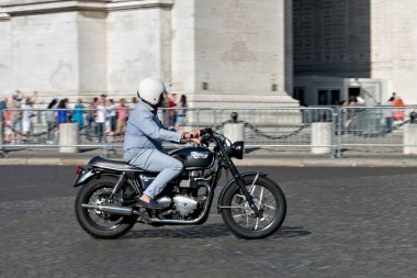 Yaz aylarında Paris'in merkezinde motosikletüzerinde bilinmeyen yetişkin erkek.