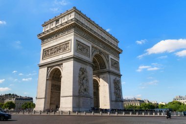 Ünlü Triumphal Arch görünümü. Arc de Triomphe, Fransa için savaşan ve ölenleri onurlandırıyor.