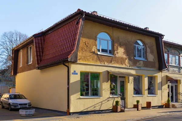 Stará historická německá budova na Kurortnyj prospektu ve slavném letovisku Zelenogradsk (dříve známá jako Cranz) na pobřeží Baltského moře. — Stock fotografie