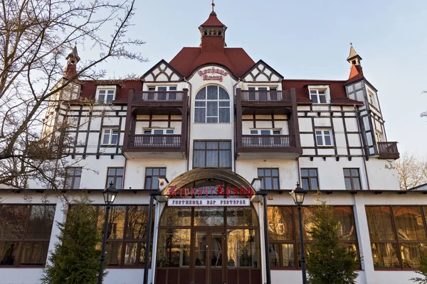 Veduta dello storico hotel Kurhaus (costruito nel 1843) nella località balneare Zelenogradsk (precedentemente noto come Cranz ). — Foto Stock