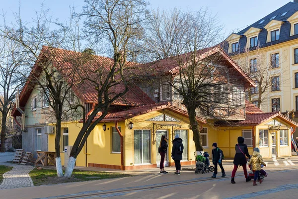 Típico antiguo edificio histórico alemán con elementos de madera en la prospekt Kurortnyy en el famoso complejo Zelenogradsk (anteriormente conocido como Cranz ). — Foto de Stock