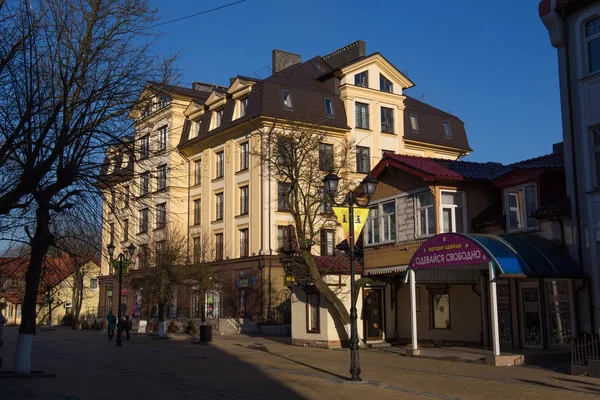 Moderní budova v historickém centru Zelenogradsku (dříve Cranz). — Stock fotografie