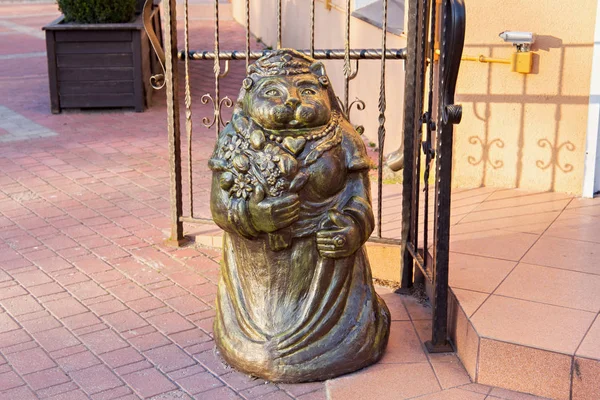 Escultura do gato elegante perto do escritório de registro de casamento no recurso famoso Zelenogradsk (anteriormente conhecido como Cranz) na costa do Mar Báltico . — Fotografia de Stock