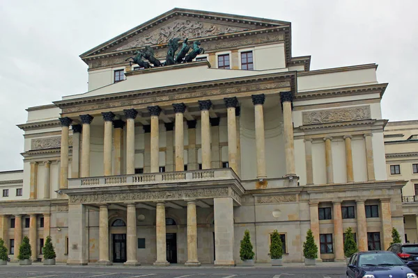 Beskåda av den storslagna theatren och Nationaloperan (Teatr Wielki) på det historiska Theatretorget i Warsaw. — Stockfoto