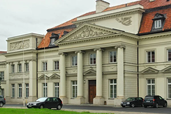 Vy över primater-palatset. Är ett historiskt palats på Senatorska Street i i Downtown (Srodmiescie) distriktet i Warszawa. — Stockfoto
