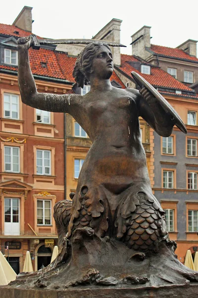 Escultura de la sirena de Varsovia en la plaza del Mercado de la Ciudad Vieja.La sirena (Syrenka Warszawska ) — Foto de Stock