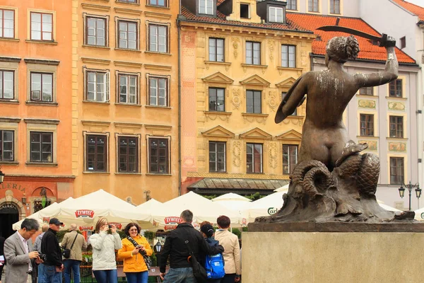 Escultura da Sereia de Varsóvia na Praça do Mercado da Cidade Velha . — Fotografia de Stock