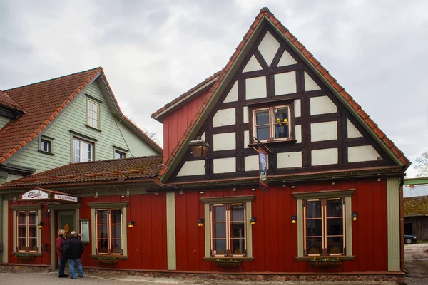 Antiguo edificio de madera del restaurante Edelweiss con elementos de entramado de madera en el centro histórico de Parnu — Foto de Stock