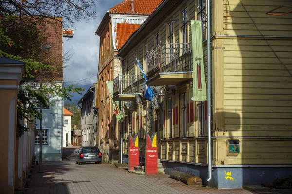 Gamla trähus i historiska centrum av Pärnu på Ohtu Street. — Stockfoto