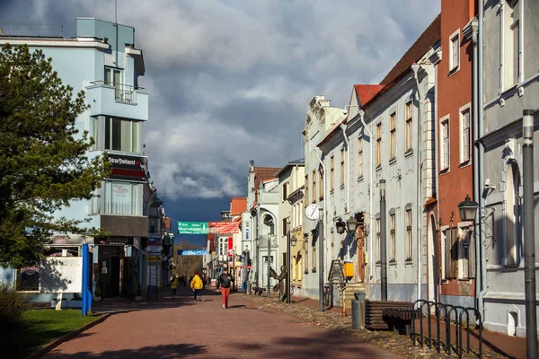 Gamla byggnader i historiska centrum av Pärnu. — Stockfoto