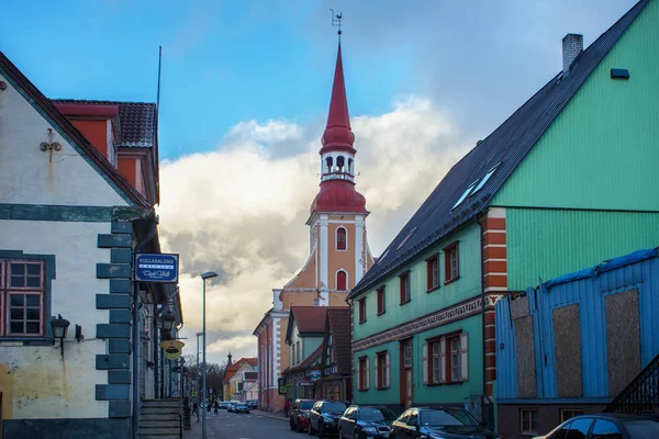 Beskåda av det gammala Lutheran tempelet av Elizabeth (1744-1747) och andra byggnader i historiskt centrera av Parnu. — Stockfoto