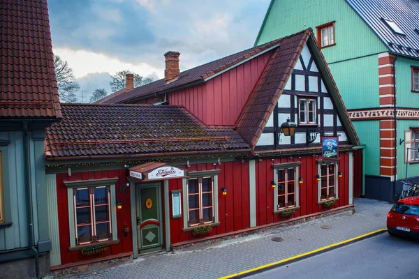 Antiguo edificio de madera del restaurante Edelweiss con elementos de entramado de madera en el centro histórico de Parnu —  Fotos de Stock