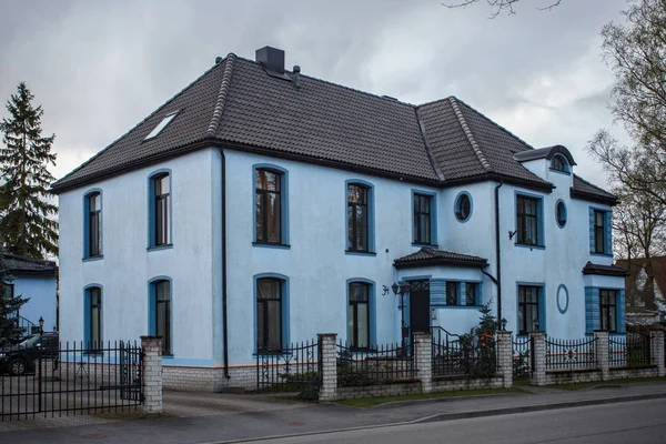 パルヌの歴史的中心部にある大きな古い石の青い建物. — ストック写真