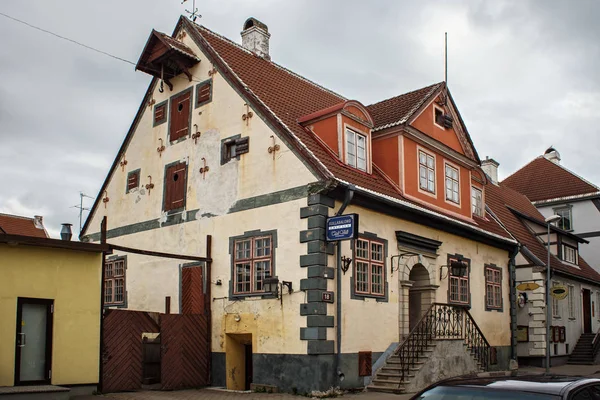 Beskåda av byggnad av XVII-XVIII århundradet i den Hanseatic stilen i historiskt centrera av Parnu. — Stockfoto