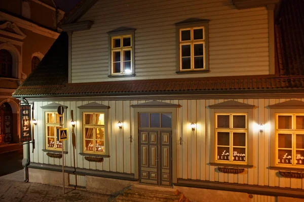 Antiguo edificio de madera del restaurante La Boca en el centro histórico de Parnu por la noche . —  Fotos de Stock