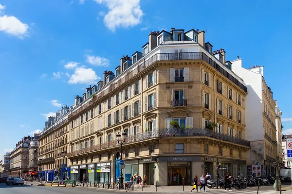 Antiguos edificios históricos en el centro de París en la Rue de Rivoli en verano . — Foto de Stock