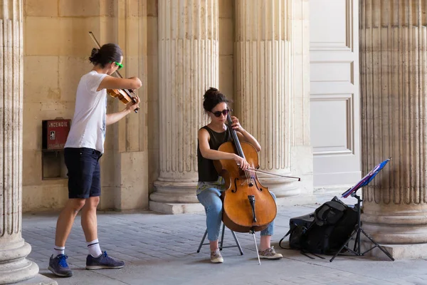 Unknown street musicians playing on the territory of the famous Louvre Palace — Stock Photo, Image