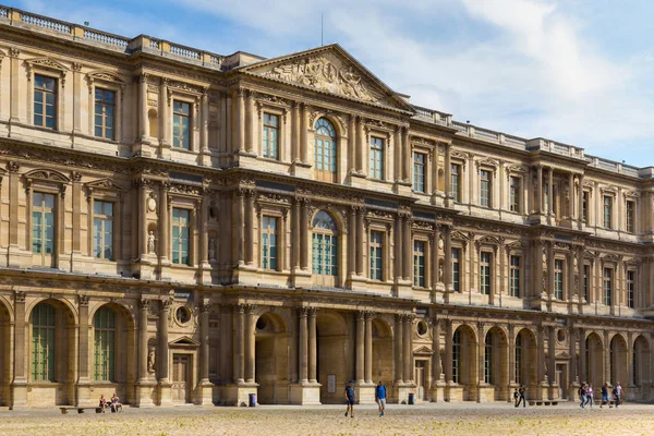 Vista de los edificios del Louvre. Es el museo de arte más grande del mundo y se encuentra en el histórico Palacio del Louvre — Foto de Stock