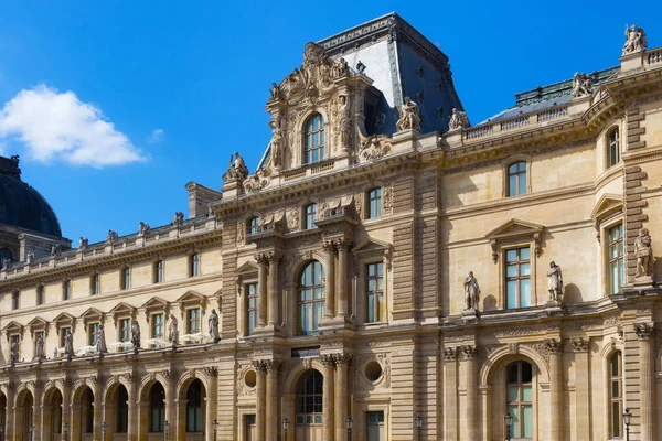 Vista del Pabellón Colbert del Louvre. Es el museo de arte más grande del mundo y se encuentra en el Palacio del Louvre — Foto de Stock