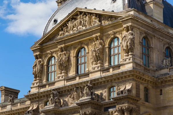Gable del Pabellón Richelieu del Louvre . — Foto de Stock