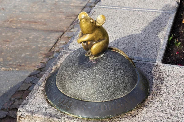 Escultura conocida como Wonderful Little Mouse en la parte histórica de Klaipeda . — Foto de Stock