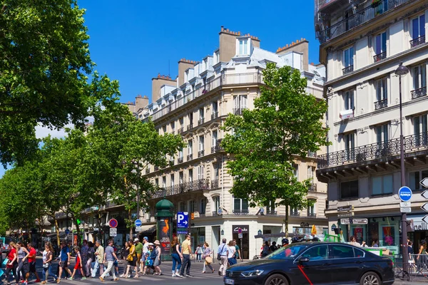 Antigos edifícios históricos de pedra na parte central de Paris no verão . — Fotografia de Stock