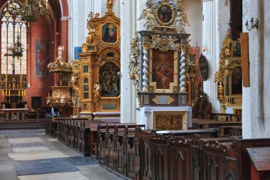 TORUN, POLAND - 01 Aralık 2016: Vaftizci Aziz Yahya 'nın gotik Katolik kilisesi ve Torun Katedrali olarak da bilinen Evanjelist Aziz John' un İçi. 