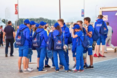 KALININGRAD, RUSSIA - 16 Haziran 2018: Rusya 'da oynanan 2018 FIFA Dünya Kupası maçları için modern Kalininingrad futbol stadyumu (ayrıca Arena Baltika olarak da bilinir) yakınlarında genç gönüllüler grubu.
