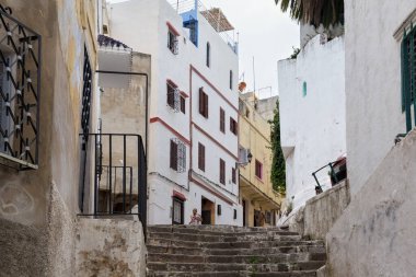 Tanca, Fas - 26 Mayıs 2017: Kuzey Fas 'taki Tangier Medine semtindeki eski caddenin görüntüsü. Bir Medine tipik olarak dar ve labirent benzeri sokaklarla çevrili..