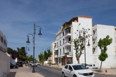 TANGIER, Fas - 27 Mayıs 2017: Kuzey Fas 'ta Tanca' nın yerleşim yerindeki modern binalar.