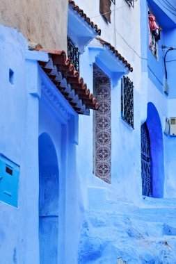 CHEFCHAOUEN, FOCCO - 28 Mayıs 2017: Chaouen 'deki Medine' nin mavi duvarlarının görüntüsü. Şehir binalarının mavi tonlarıyla ünlüdür ve bu Şef 'i ziyaretçiler için çok çekici kılar..