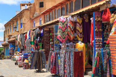 CHEFCHAOUEN, FOCCO - 29 Mayıs 2017: Chaouen 'in merkezinde kıyafet mağazaları. Şehir binalarının mavi tonlarıyla ünlüdür ve bu Şef 'i ziyaretçiler için çok çekici kılar..